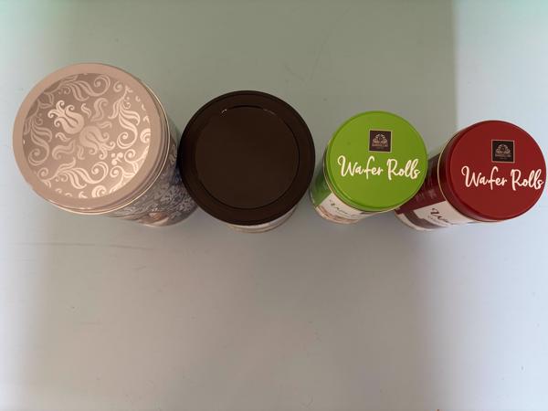 Vier koekblikken busmodel verschillende merken wafer wafel