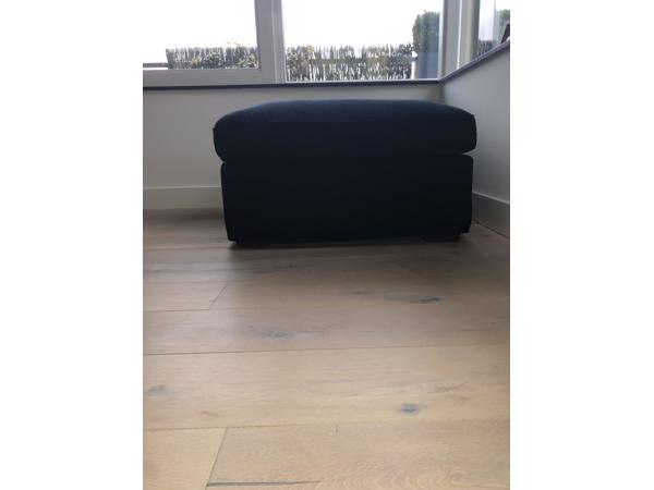 Hocker fijne zwarte rib 85x85x45cm