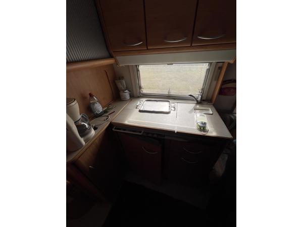 Caravan, zwart geschilderd