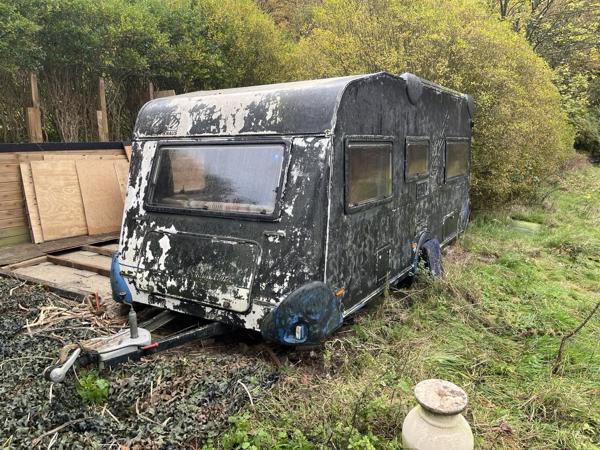 Caravan, zwart geschilderd