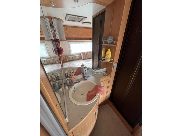 Caravan, zwart geschilderd