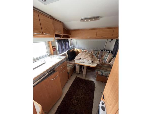 Caravan, zwart geschilderd