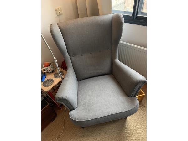 Grijze IKEA fauteuil STRANDMON