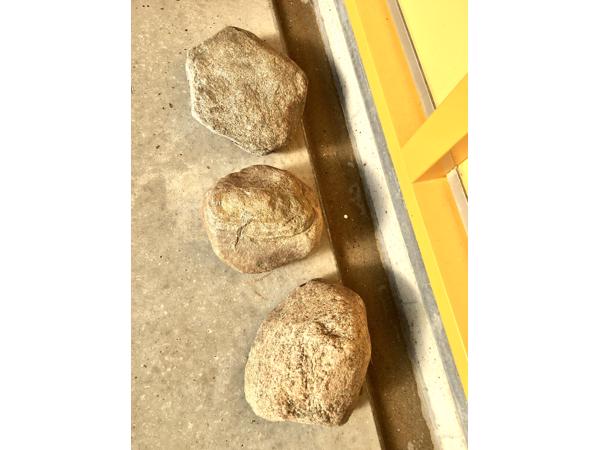 Drie mooie grote stenen voor eilandje