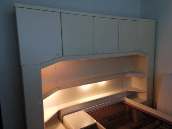 Slaapkamer meubel en kastenwand.