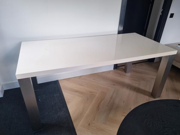 Witte tafel met RVS poten
