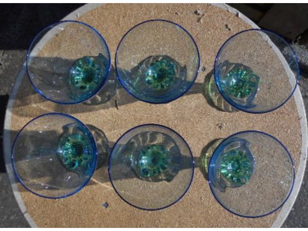 Zes BLAUWE GLAZEN OP GROENE VOET