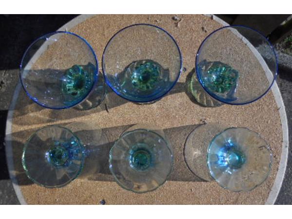 Zes BLAUWE GLAZEN OP GROENE VOET