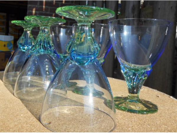 Zes BLAUWE GLAZEN OP GROENE VOET