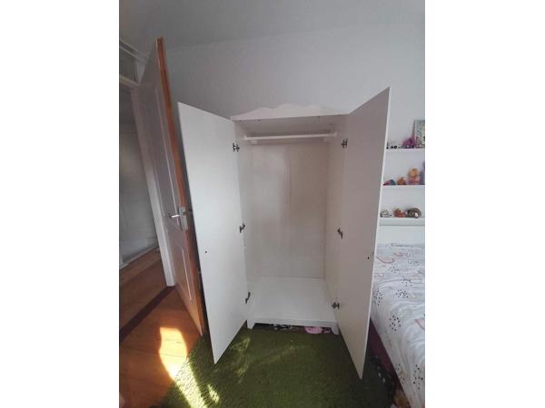 Gratis Kinderkamp Ikea met hanggedeelte en twee planken