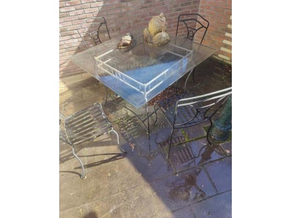 Gietijzeren glazen tafel met 4 stoelen
