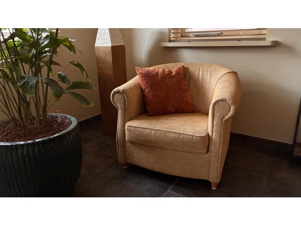 Mooie, recent nieuw gestoffeerde fauteuil.