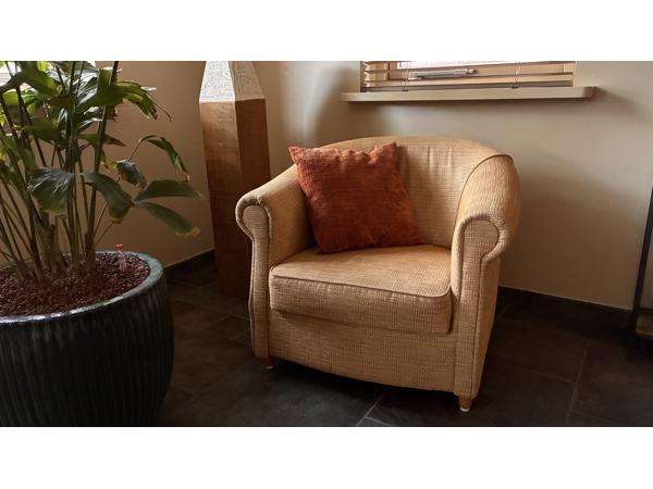 Mooie, recent nieuw gestoffeerde fauteuil.