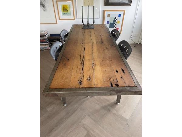 Eettafel met ijzeren onderstel