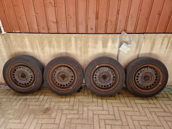 Vier zomerbanden 175/65R15 op velg