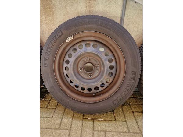 Vier zomerbanden 175/65R15 op velg