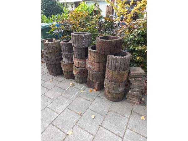 Voor een border: 21 stuks betonnen, beplantbare borderelementenn