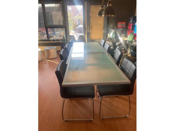 Te koop eettafel en 8 stoelen