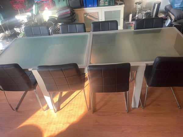 Te koop eettafel en 8 stoelen