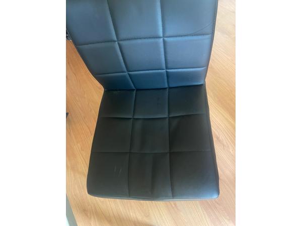 Te koop eettafel en 8 stoelen