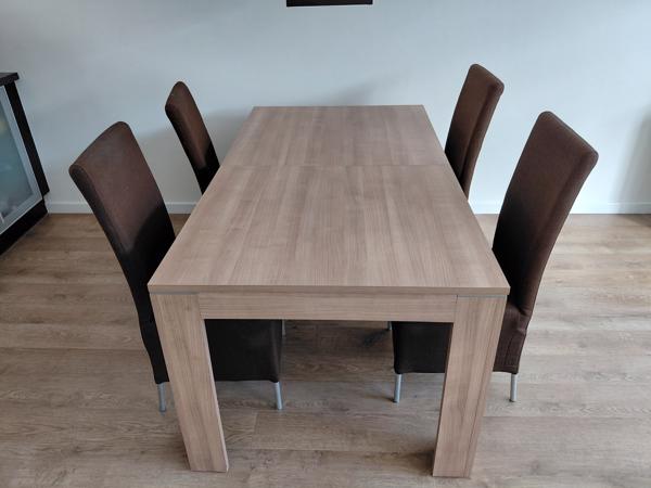 Eettafel met stoelen