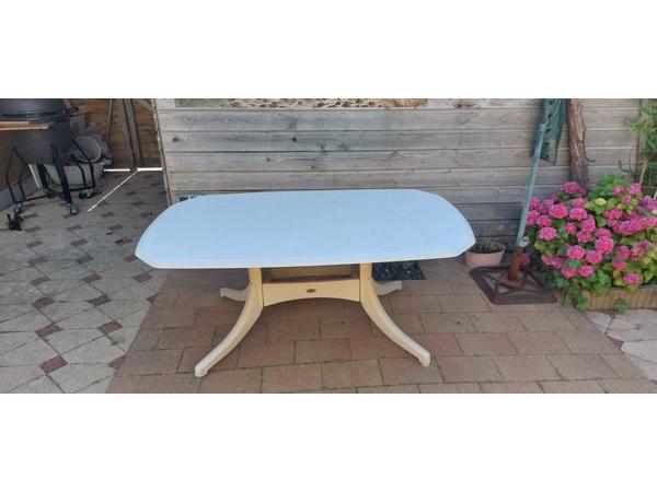 Mooie grote tuintafel