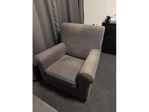 Gratis af te halen: fauteuil met voetenbankje