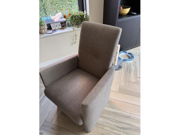 Vier eetkamer stoelen met wieltjes