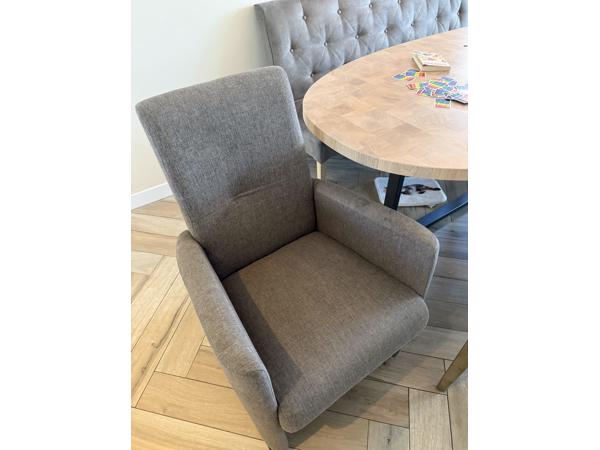 Vier eetkamer stoelen met wieltjes