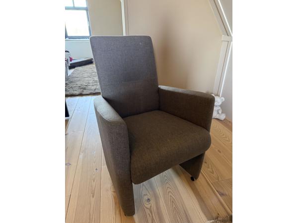 Vier eetkamer stoelen met wieltjes