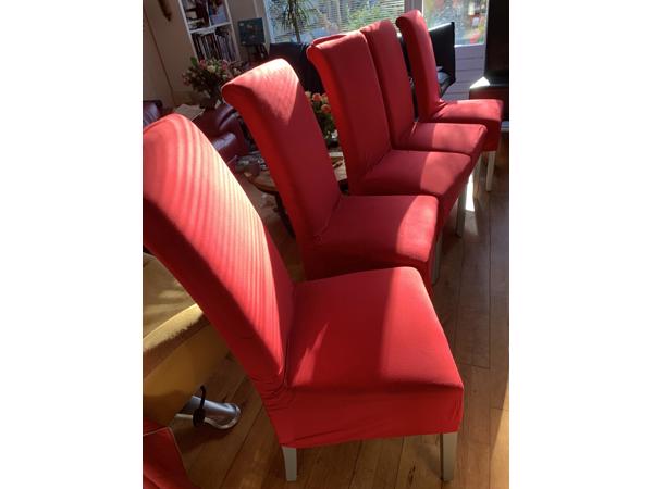 Vijf eetkamerstoelen rood