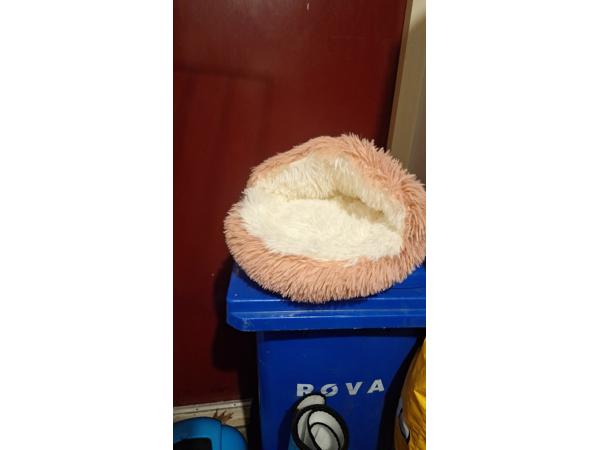 Klein kattenbed en kattenbak