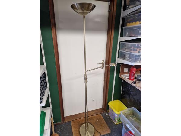 Staande lamp uplight met leeslamp.  Beide voorzien van dimmers