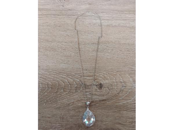 Prachtige verzilverde ketting met kristallen hanger sluiting