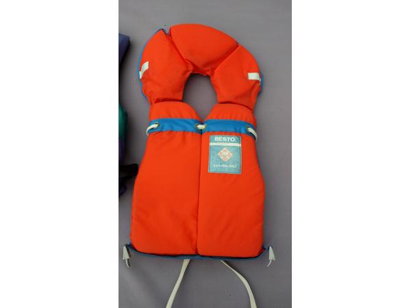 Diverse zwemvesten, w.o. Helly Hansen