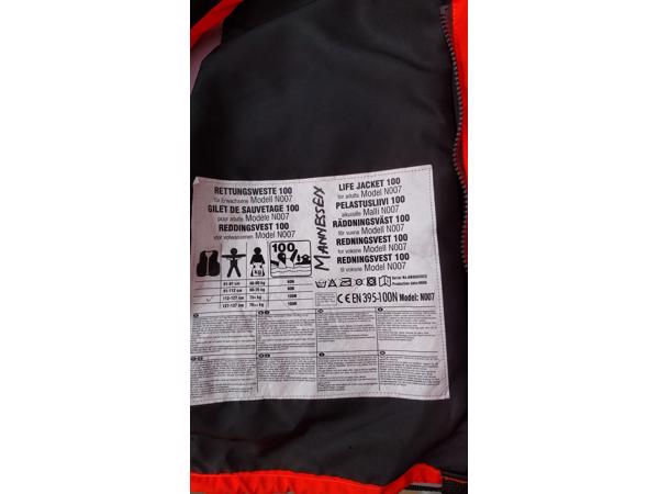 Diverse zwemvesten, w.o. Helly Hansen