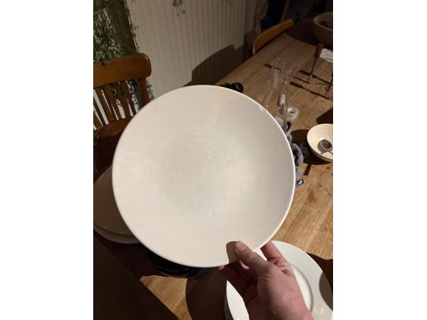 Stukken Ikea servies: grote borden, kleine borden, bakjes