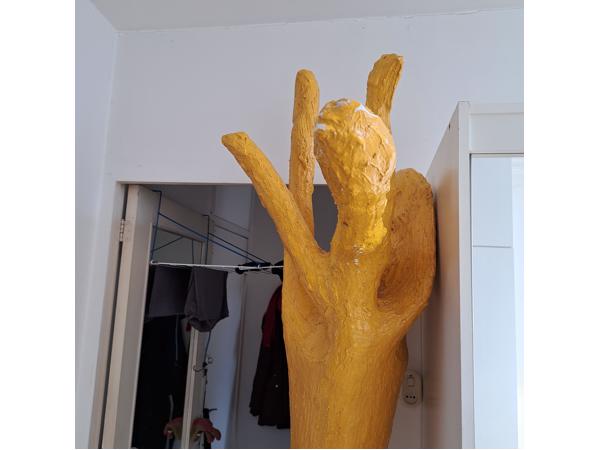 Graag witte plekjes met gele verf beschilderen.