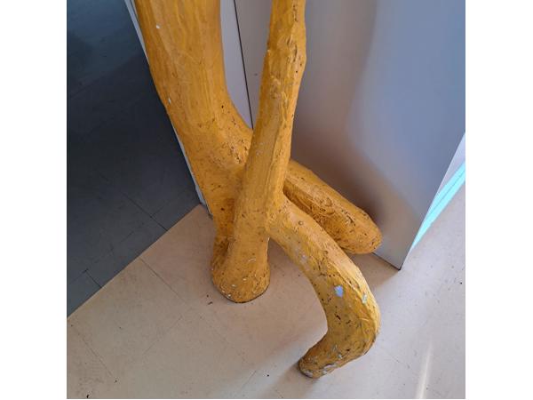 Graag witte plekjes met gele verf beschilderen.