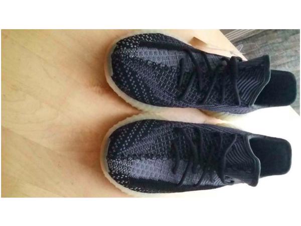 YEEZY BOOST 350 V2 CARBON EDITION