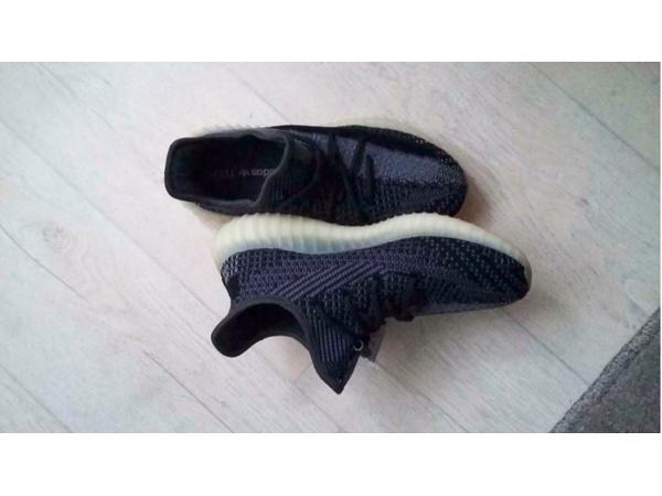YEEZY BOOST 350 V2 CARBON EDITION