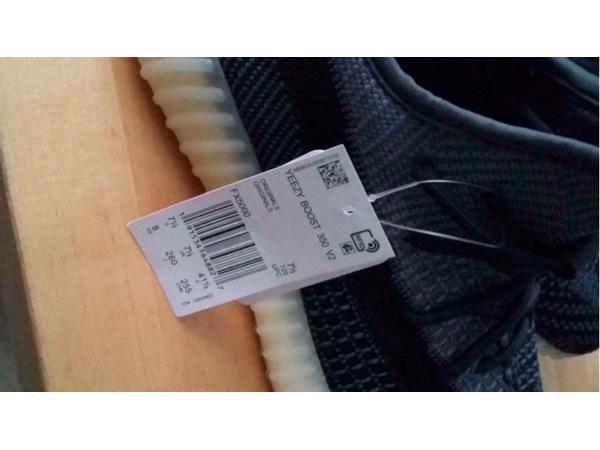 YEEZY BOOST 350 V2 CARBON EDITION