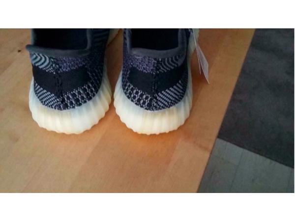 YEEZY BOOST 350 V2 CARBON EDITION