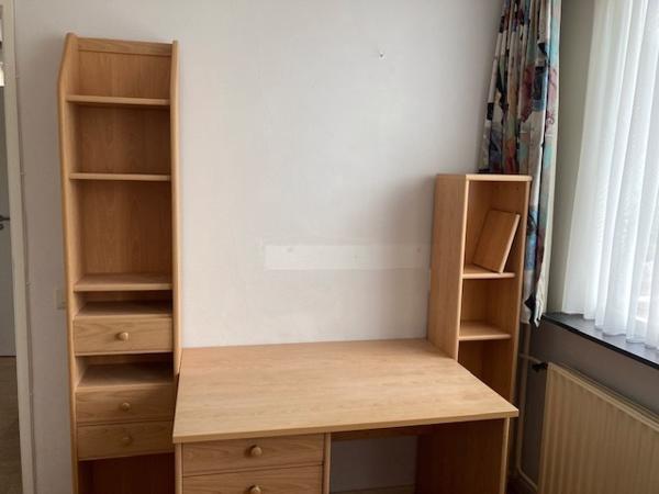 Buro met bijbehorende (losse) boekenkasten