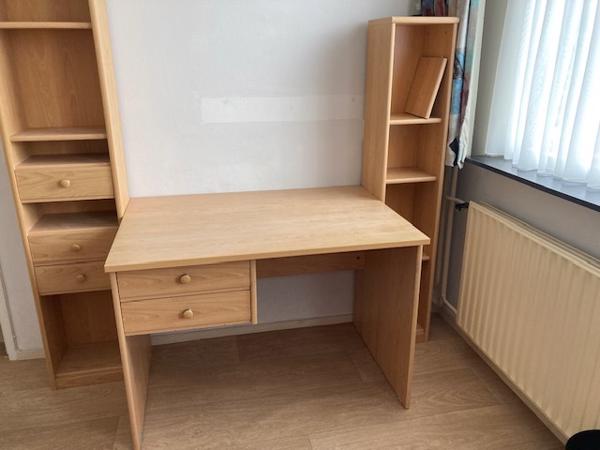 Buro met bijbehorende (losse) boekenkasten