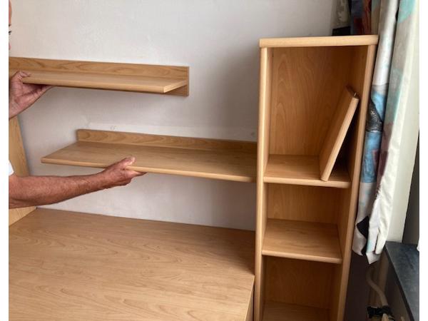 Buro met bijbehorende (losse) boekenkasten
