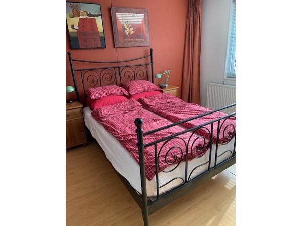 Zwart spijlen bed 140 x 200