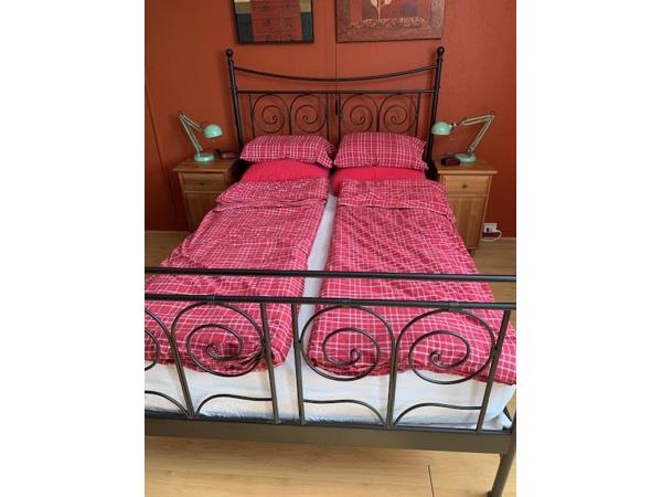 Zwart spijlen bed 140 x 200