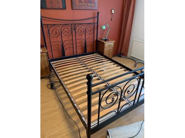 Zwart spijlen bed 140 x 200