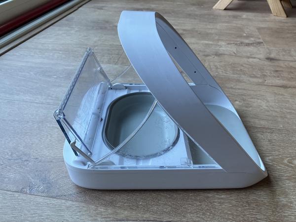 Elektrische voederbak die opent op chip in de nek van het huisdier